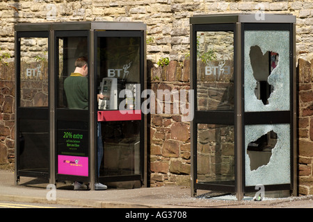 Urban Decay uk verwüstet BT Telefon Kasten mit Glas zerschlagen in Newport South Wales UK Stockfoto