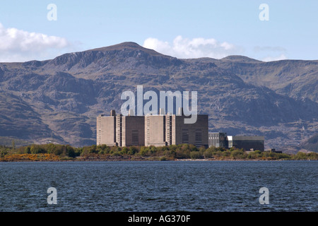 Kernkraftwerk Trawsfynydd Gwynedd North Wales UK GB über See in Richtung Bergkette angesehen Stockfoto