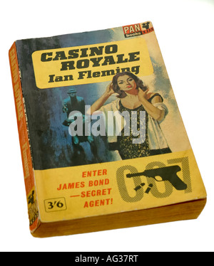 Taschenbuch von James Bond Casino Royale von Ian Fleming Stockfoto