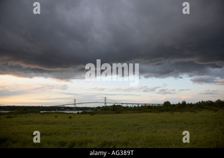 Gewitterwolken über den St. Lawrence River in der Thousand Islands St. Lawrence Seaway Region des Staates New York Stockfoto