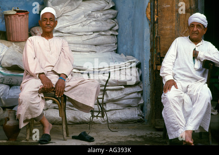 Die Ladenbesitzer, die traditionelle jellabiya oder 'galabeya' Kleidung im Khan el-Khalili einen großen Souk in der Altstadt von Islamischen Kairo Ägypten Stockfoto