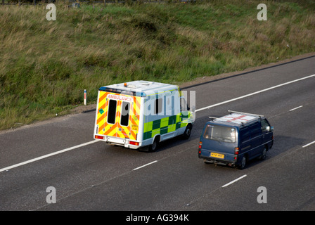 Krankenwagen & van auf Autobahn (M62 Huddersfield) Stockfoto