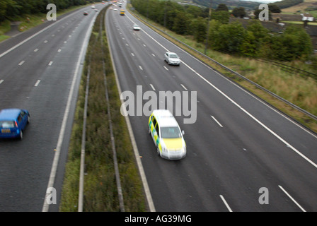 Einsatzfahrzeug bewegen sich sehr schnell auf die Autobahn M62. Stockfoto