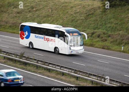 National Express Coach auf die Autobahn M62 (in der Nähe von Huddersfield). Stockfoto