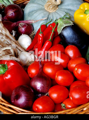 Weidenkorb voller frisches Gemüse Stockfoto