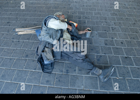 Eine Person mit Behinderung schläft auf einem Bürgersteig in Tel Aviv Israel Stockfoto
