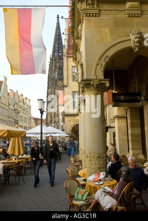 Leute sitzen in einem Straßencafé in Münster Deutschland Stockfoto