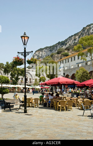 Menschen Essen im Grand Kasematten Square, Gibraltar Stockfoto