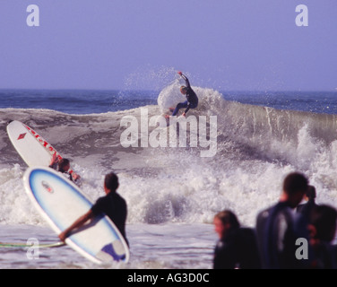 Surfer tun abseits der Lippe Manöver auf große Welle für jährliche Jesus christlichen Classic Surf Contest Croyde Bay Devon England Stockfoto