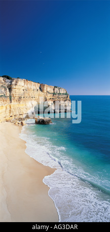 Praia da Marinha Lagoa Carvoeiro Algarve Südportugal. Atlantik sonnige Sandstrand-Bucht mit kristallklarem Wasser und wunderschönen goldenen Klippen Stockfoto