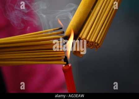 Anbeter Beleuchtung Räucherstäbchen während Lunar New Year Feiern im Wong Tai Sin Tempel, Kowloon. Hongkong, China Stockfoto