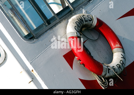 Lifebouy Ring auf der Ost-West Cowes Schwimmbrücke Fähre über den Fluss Medina auf der Isle Of wight Stockfoto