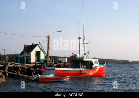 roten Fischerboot Liegeplatz am Sambro, Halifax Bezirk, Nova Scotia, Atlantik-Kanada. Foto: Willy Matheisl Stockfoto