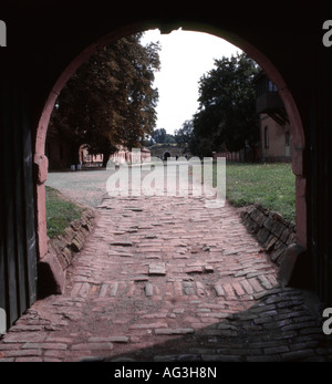 Terezin, Nord-Böhmen, Tschechische Republik.  Teresienstadt KZ. Tür in Hof Stockfoto