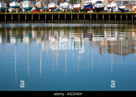 Reflexionen der Boote gelegt, auf dem Kai in Gosport Stockfoto