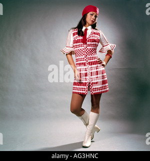 Mode, 1960er Jahre, Frau in Minikleid, kariert, Kopftuch, Stiefel, volle Länge, 60er Jahre, historisch, historisch, Krawatte, Menschen, 20. Jahrhundert, Frauen, weiblich, Stockfoto