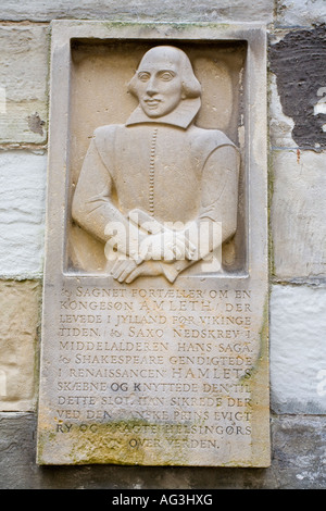 Shakespeare-Hommage A steinerne Gedenktafel erinnert an die Rolle, die Shakespeare in das Leben dieser Burg die Einstellung für Hamlet gespielt hat Stockfoto