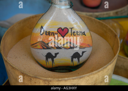 Ein sand Flasche mit verschiedenen Arten von farbigen Sand, von der Petra Schlucht genommen für den Verkauf in einem Souvenirshop in Amman, Jordanien Stockfoto