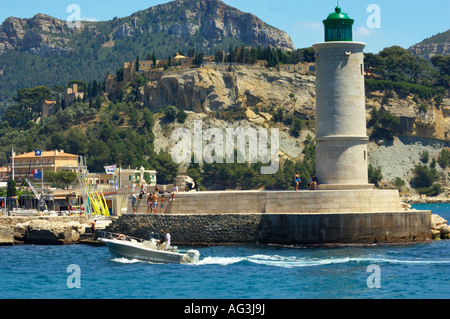 Boot in der Provence Cassis Marina Leuchtturm vorbei kommen.  Das Wasser ist türkis.  Sommer und Urlaub Saison. Stockfoto