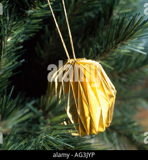 Nahaufnahme von gold Büttenpapier Weihnachtsbaum Dekoration Stockfoto