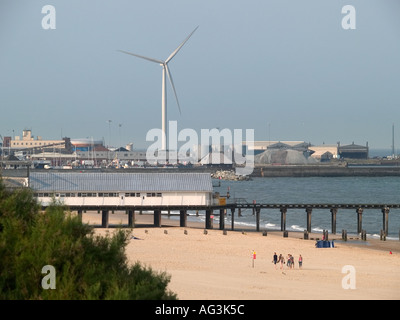 Entfernte Windenergieanlage mit Ness, Strand in Lowestoft suffolk East Anglia England Großbritannien Stockfoto