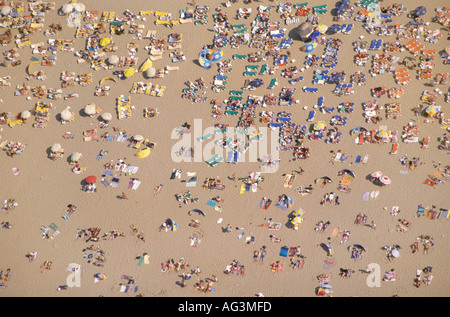 Arial Ansicht von einer Menschenmenge am Strand Stockfoto