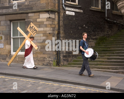 Jesus mit Kreuz auf dem Edinburgh Fringe Festival August 05 Schottland Stockfoto