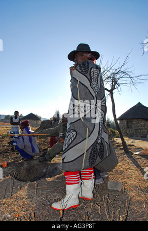 Basotho-Mann in Decke gewickelt zum Schutz vor dem bitterlich kalten Winterwetter in die Malutiberge von Lesotho, Afrika Stockfoto