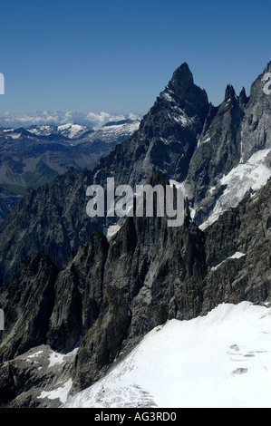 Aiguille Noire de Peuterey auf den Mont Blanc-Massivs in der italienischen Alpen Seite mit dem Aiguille De La Brenva Grat Stockfoto