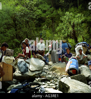 Träger im Dschungel zu überqueren, auf das Myagdi Tal Nepal Himalaya Asia Stockfoto