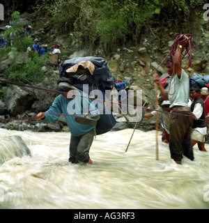 Träger im Dschungel überqueren einen Torrent auf das Myagdi Tal Nepal Himalaya Asia Stockfoto