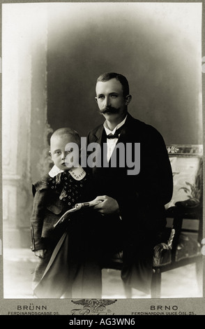 Menschen, Familie, Vater mit Kind, Schrankbild, Foto von Atelier P. Pompejus, Brünn, ca. 1910, Stockfoto