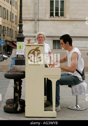 Straßenmusiker das Klavierspiel in der Altstadt von Nizza, Südfrankreich Stockfoto