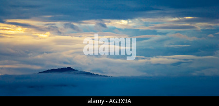 Dramatischer Dämmerung Himmel und Berglandschaft in das Himalaya-Königreich Nepal Stockfoto