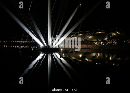 Il Bigo in der Nacht von dem Architekten Renzo Piano entworfen. Ein Anzeige-Kran für Besucher zu sehen, den Hafen und die Stadt Genua, Italien Stockfoto