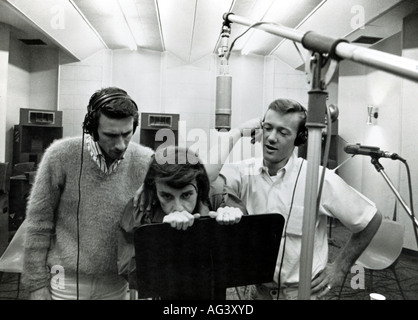 PHIL SPECTOR US Musikproduzent etwa 1967 mit der Righteous Brothers Bill Medley auf der linken Seite und Bobby Hatfield Stockfoto