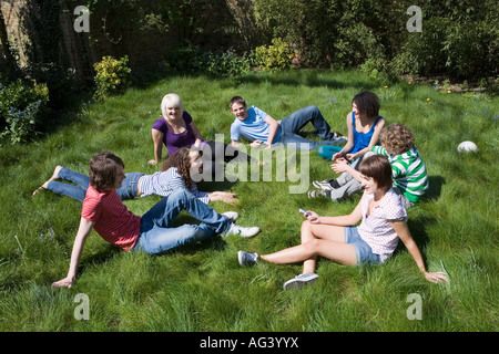 Freunde saßen im Kreis Stockfoto