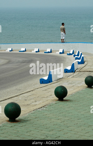 Eine Person steht an der Küste der Stadt Ericeira in der Gemeinde Mafra an der Westküste Portugals Stockfoto