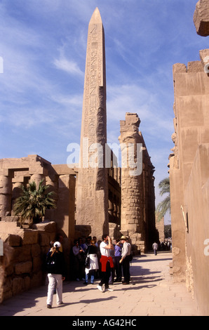 Die wichtigsten Obelisk und die Zeile der Pfeiler in dem Tempel von Karnak Luxor Ägypten Stockfoto