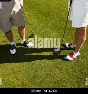 Golf-paar am Loch mit Holz Stockfoto