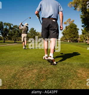 Golfschwung auf dem fairway Stockfoto