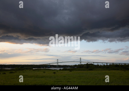 Gewitterwolken über den St. Lawrence River in der Thousand Islands St. Lawrence Seaway Region des Staates New York Stockfoto