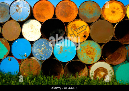 Öl-Trommeln in einem Haufen. Stockfoto