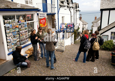 UK Devon Clovelly Dorf Haupt Straße französische Schulkinder außerhalb der Post Stockfoto