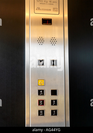 Heben Sie Systemsteuerung zeigt Gewichtsgrenze und Boden Zahlen in Braille-Schrift Stockfoto