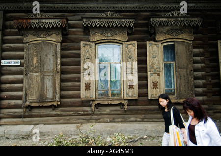 Alte verzierte Holzfenster im Haus in Ulan Ude Sibirien Russland 2006 Stockfoto