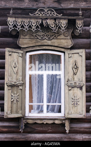Alte verzierte Holzfenster im Haus in Ulan Ude Sibirien Russland 2006 Stockfoto