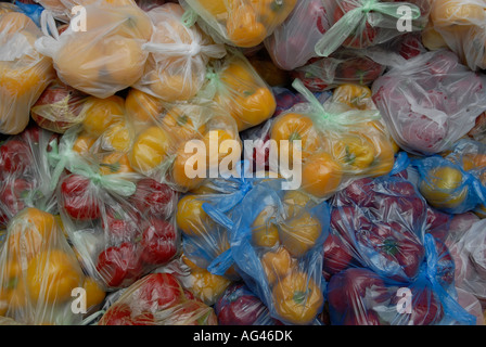 Gemüse in Kunststoffbehältern verpackt Stockfoto