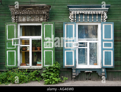 Alte verzierte Holzfenster im Haus in Irkutsk Sibirien Russland 2006 Stockfoto