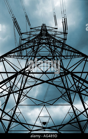 Strom Pylon Silhouette gegen einen stürmischen Himmel, der nach oben blickt. Niedriger Blickpunkt. Stockfoto